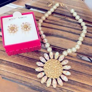 BETSEY JOHNSON RARE Large WHITE Petals Daisy & Pearls Necklace w/Earrings NWT